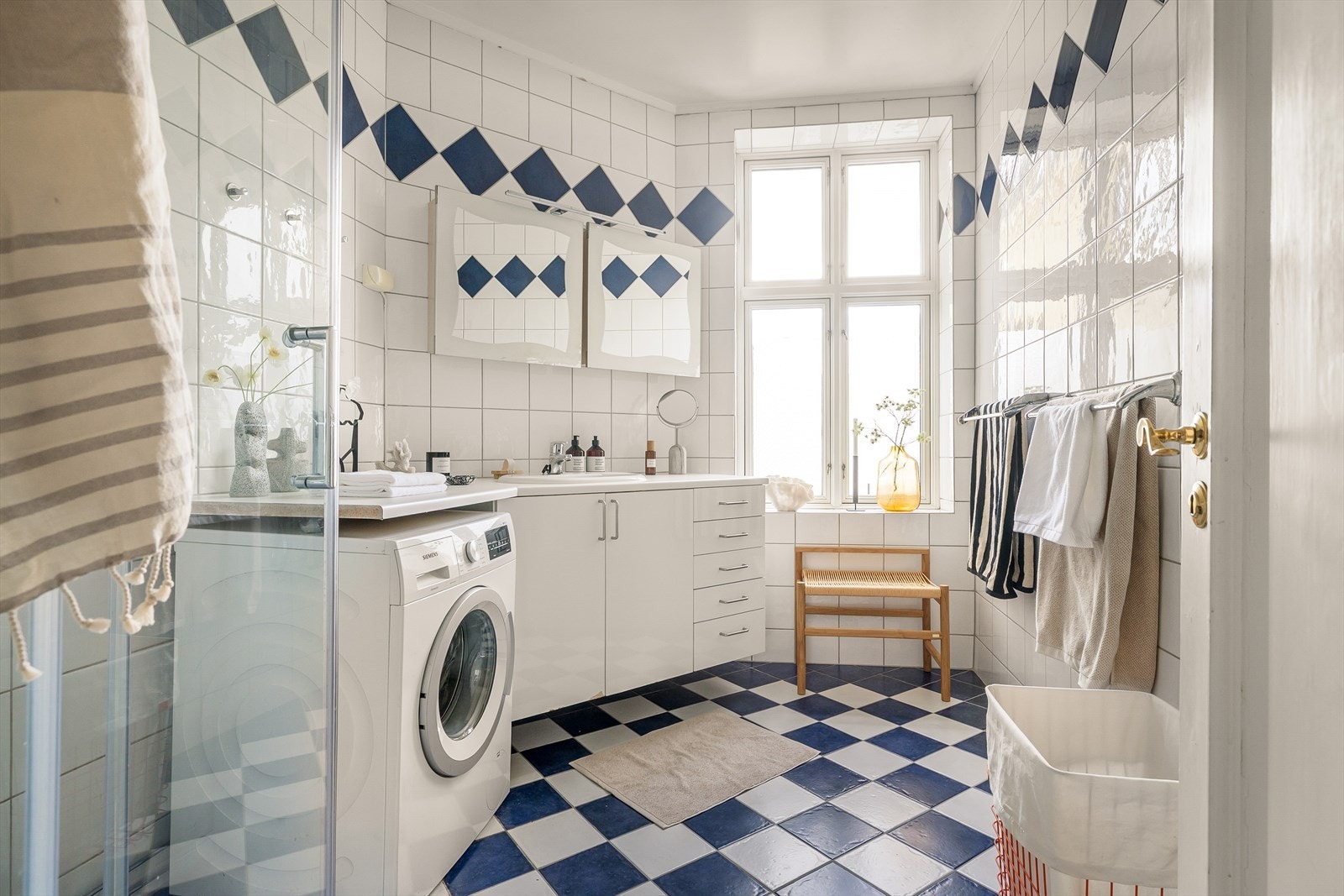 Badet ble renovert i 2003 og er flislagt i sjakkmønster. Galleribilde