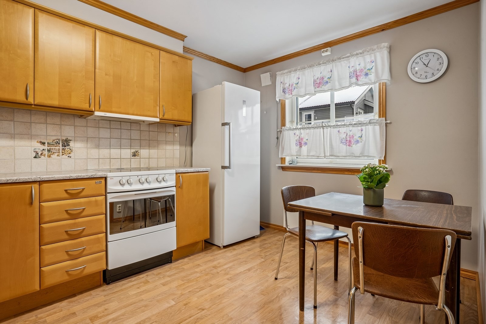 Det er god plass til en hyggelig spiseplass ved vinduet. Galleribilde