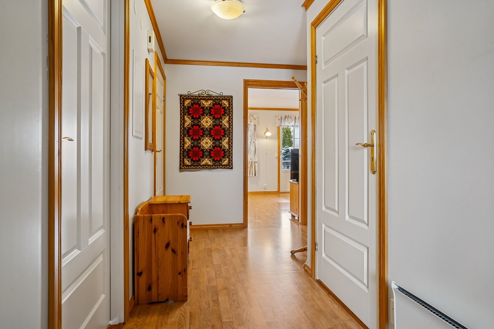 Fra gangen er det en naturlig flyt videre inn mot stuen og boligens sosiale sone. Galleribilde