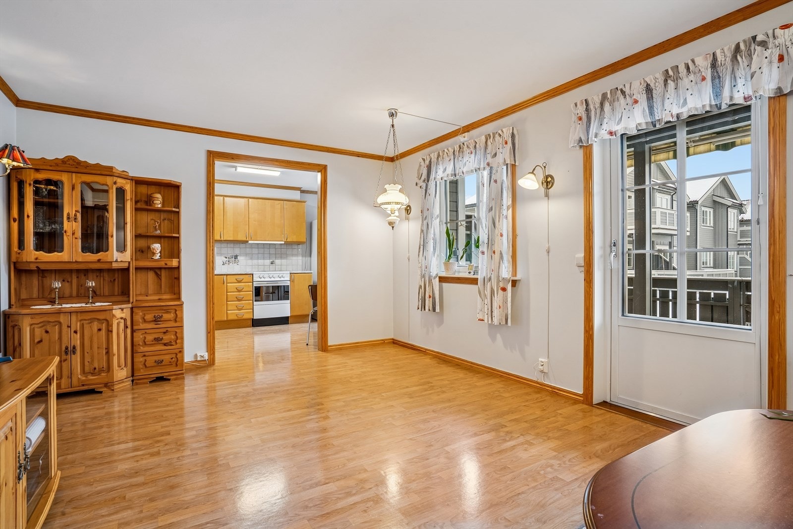 Separat kjøkken med enkel adkomst fra stuen. Galleribilde