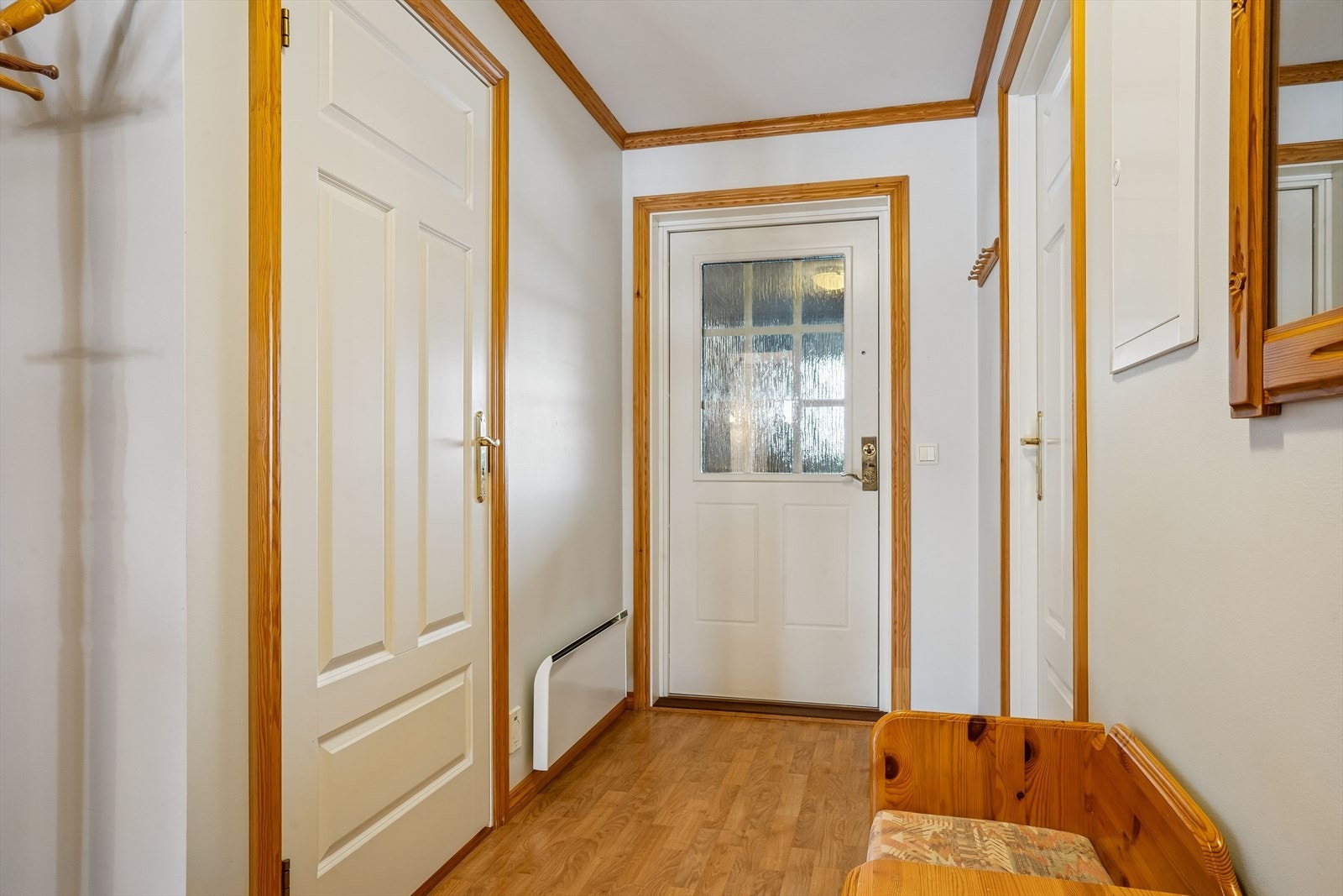 Inngangspartiet ønsker velkommen inn i en lys entré med adkomst til boligens øvrige rom. Galleribilde