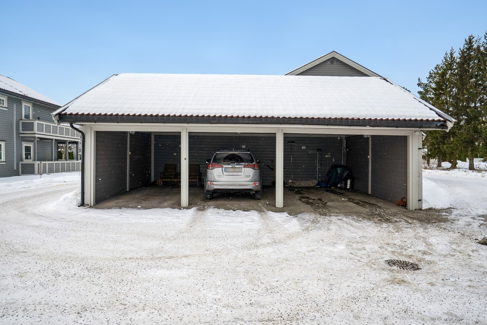 Til boligen hører en fast parkeringsplass på ca. 16 m² i et felles carportanlegg. Galleribilde