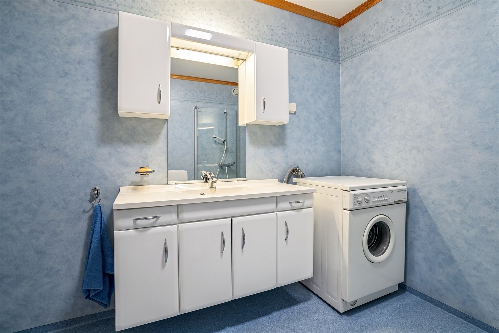 Badet er utstyrt med servantinnredning og har opplegg for vaskemaskin. Galleribilde