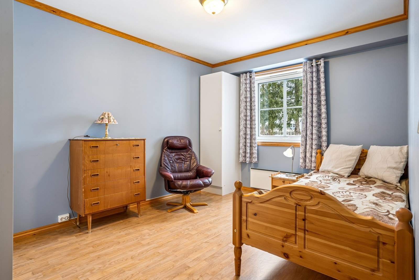 Hovedsoverommet er romslig og har god plass til seng og garderobeløsning. Galleribilde