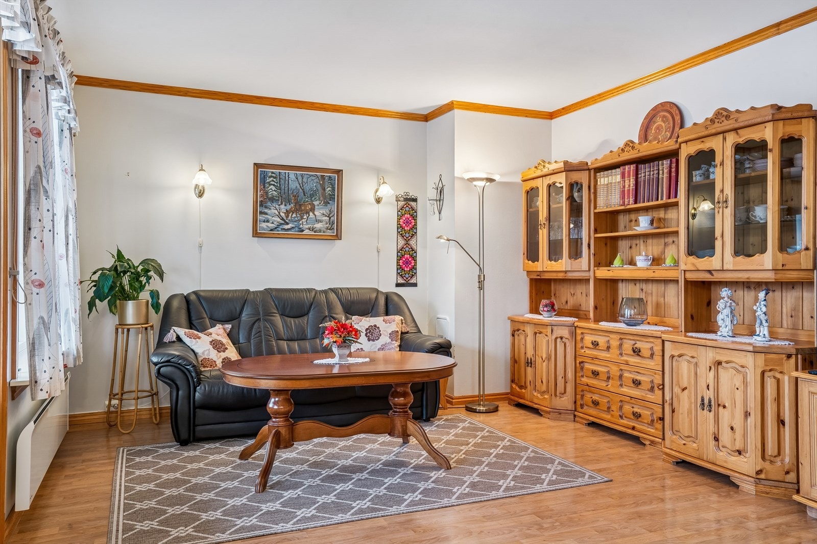 I stuen er det en pipe av elementer, som gir mulighet for installasjon av ildsted. Galleribilde