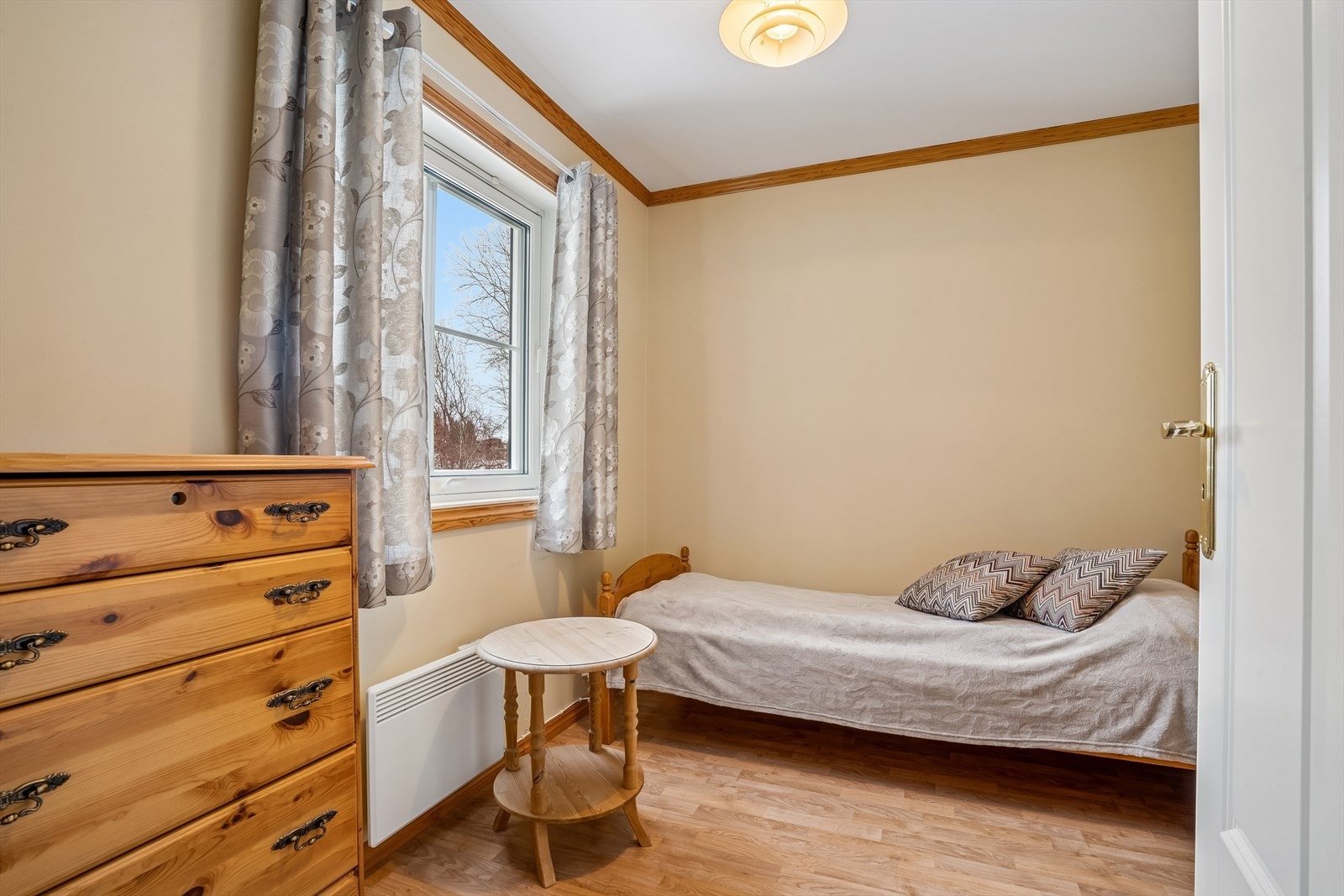 Det andre soverommet passer utmerket som barnerom, gjesterom eller kontor. Galleribilde