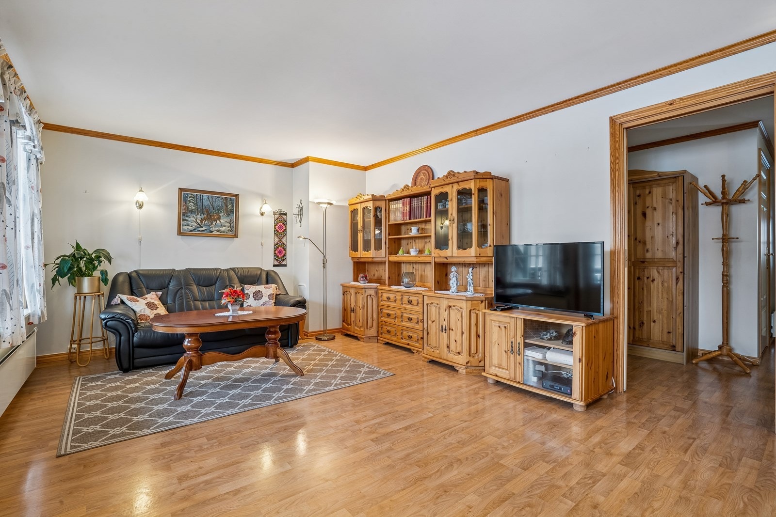 Stuen er et romslig oppholdsrom med gulvbelegg og slette, malte vegger. Galleribilde