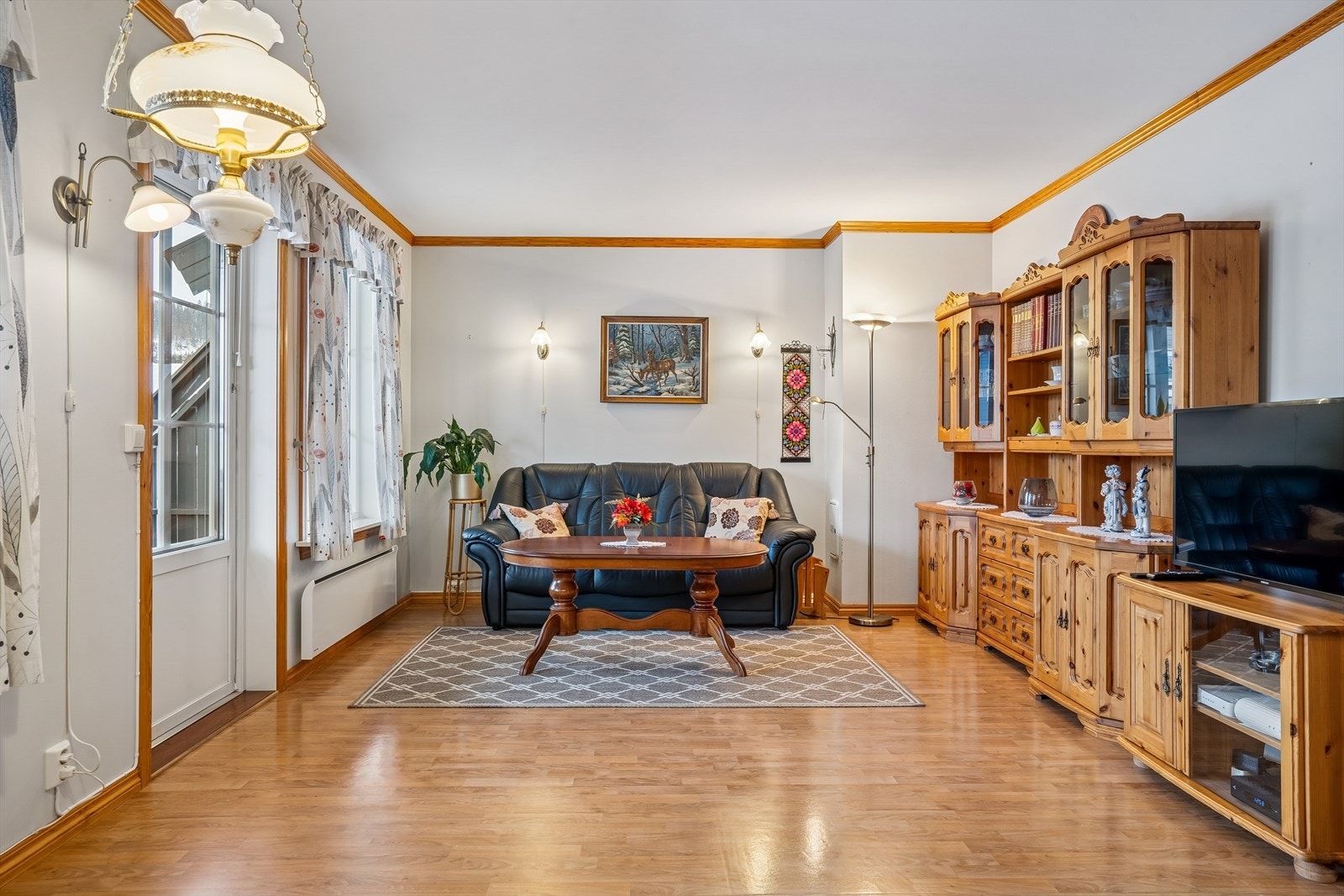 Rommet har god plass til både sofagruppe og annet møblement. Galleribilde