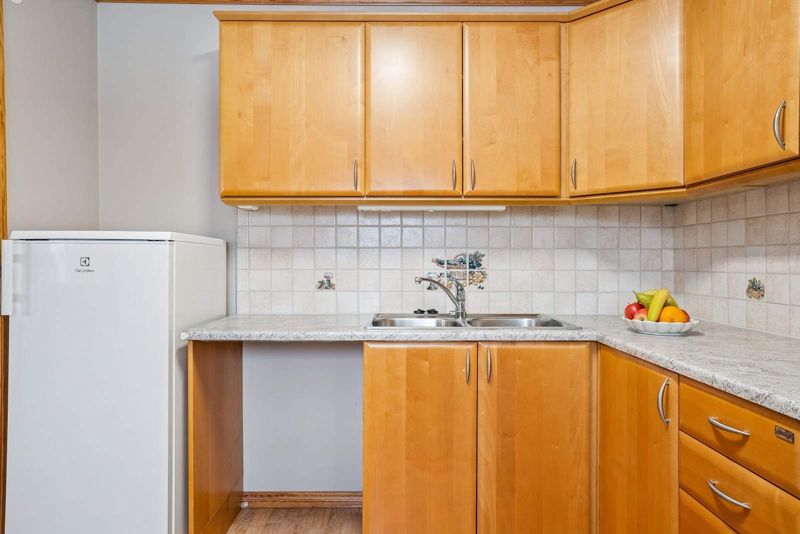 Vask i rustfritt stål og gode oppbevaringsmuligheter. Galleribilde