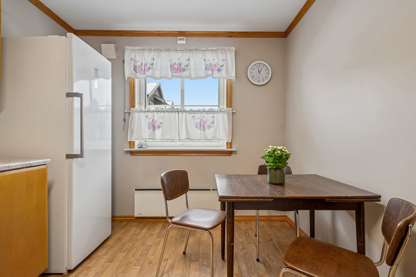 Vinduet gir godt med arbeidslys til kjøkkenet. Galleribilde