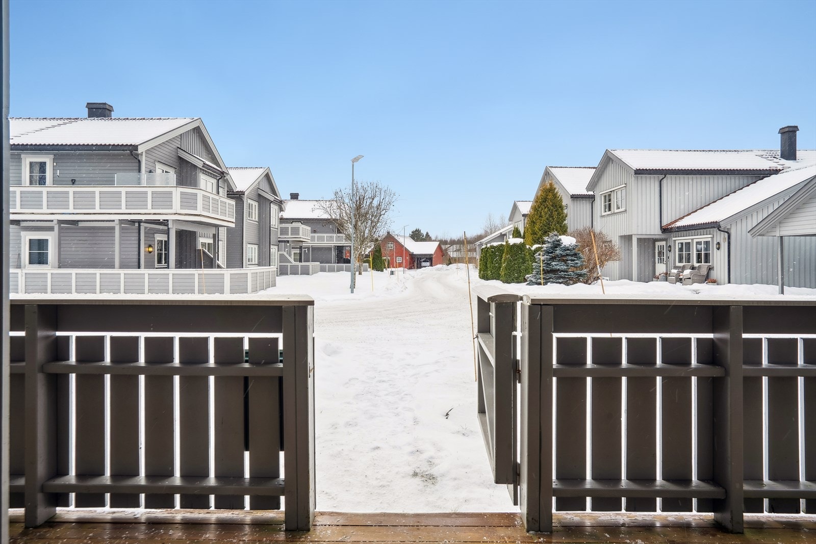 Fra verandaen er det direkte utgang til terrenget. Galleribilde