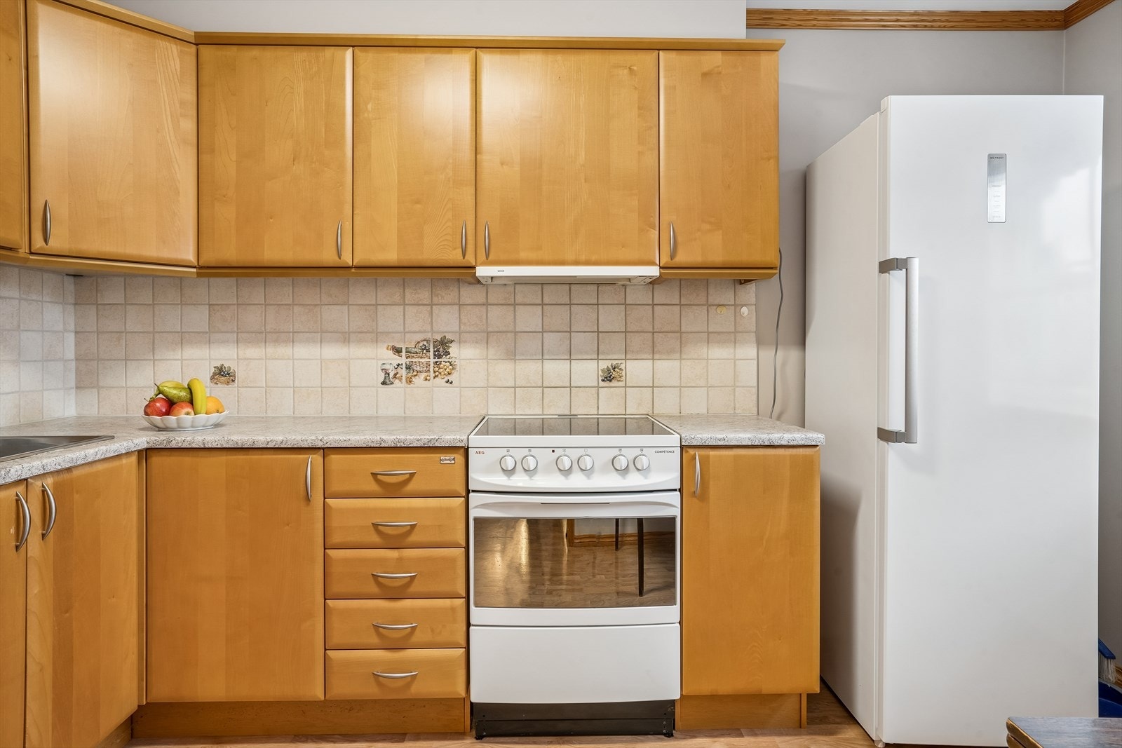 Rommet har avsatt plass for frittstående hvitevarer og er utstyrt med kjøkkenventilator. Galleribilde