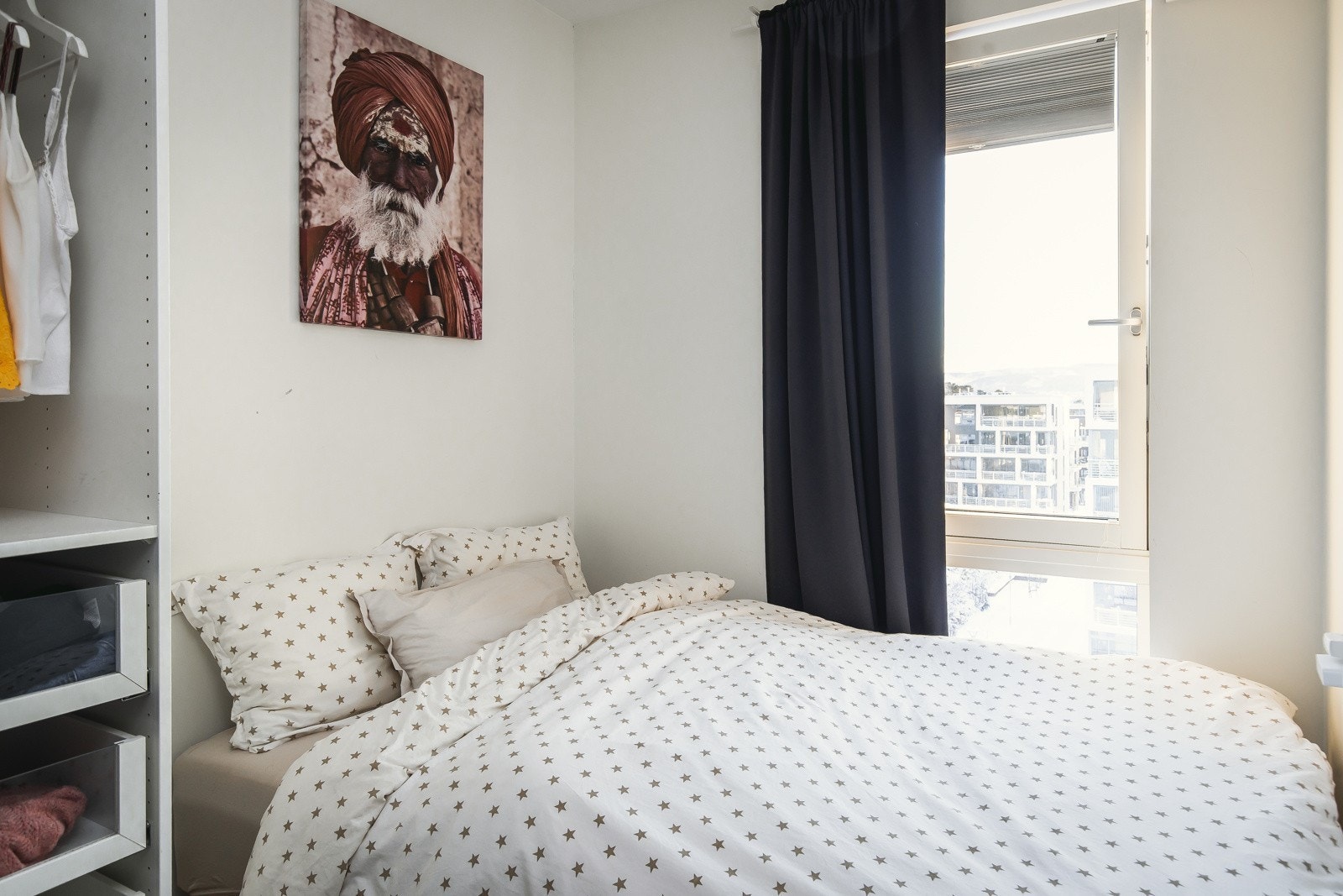 Soverom med plass til seng ved garberobeskapet Galleribilde