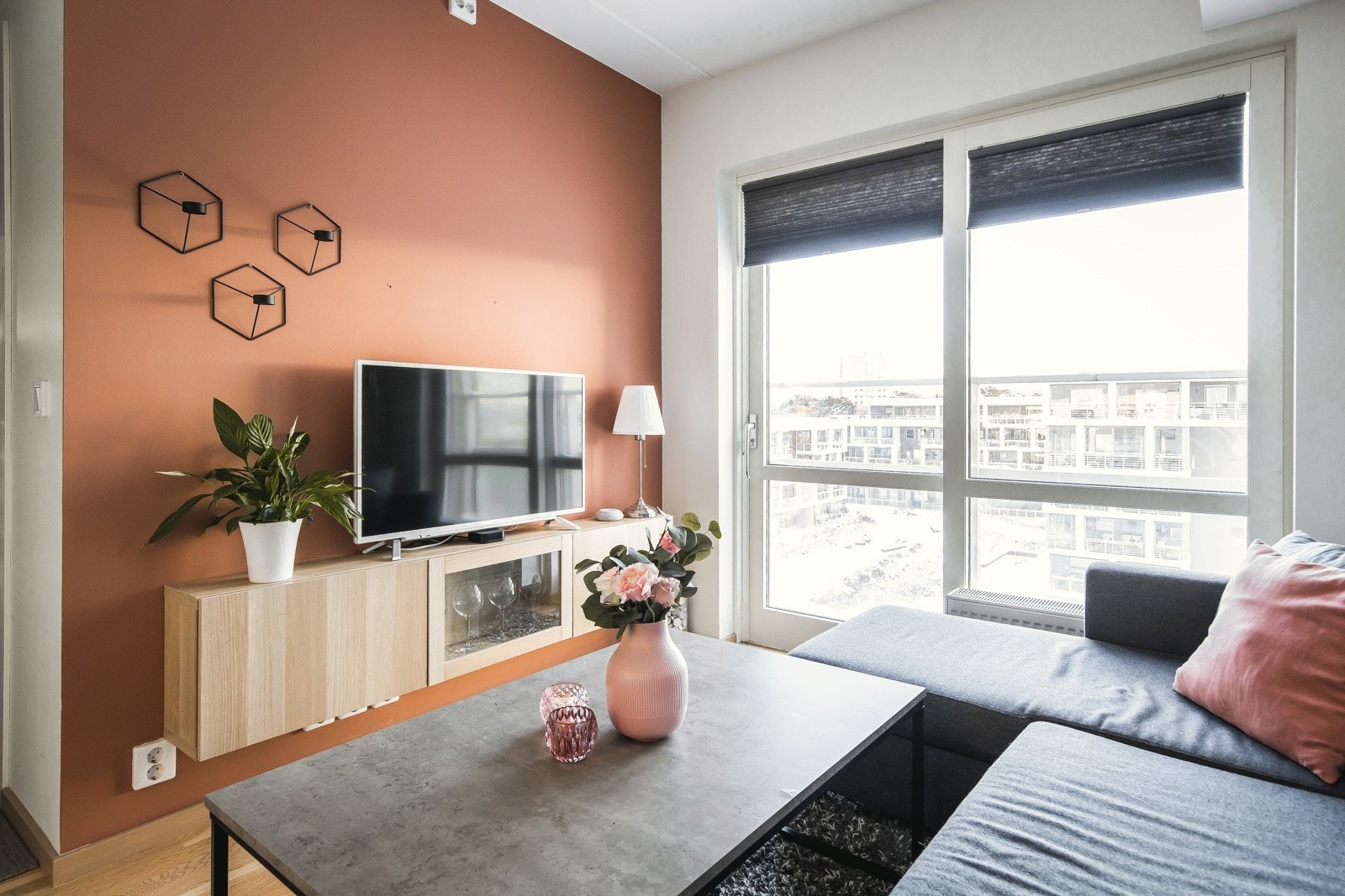 Lekker 2-roms toppleilighet med arealeffektiv planløsning (kontrastvegg er i dag malt hvit/lys) Galleribilde