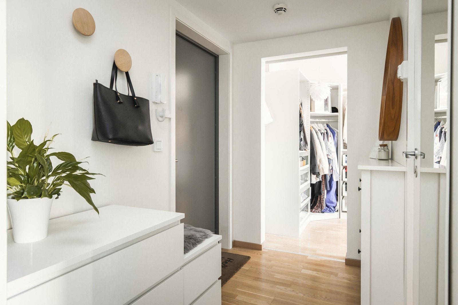 Entre med plass til møblering for oppbevaring av klær Galleribilde