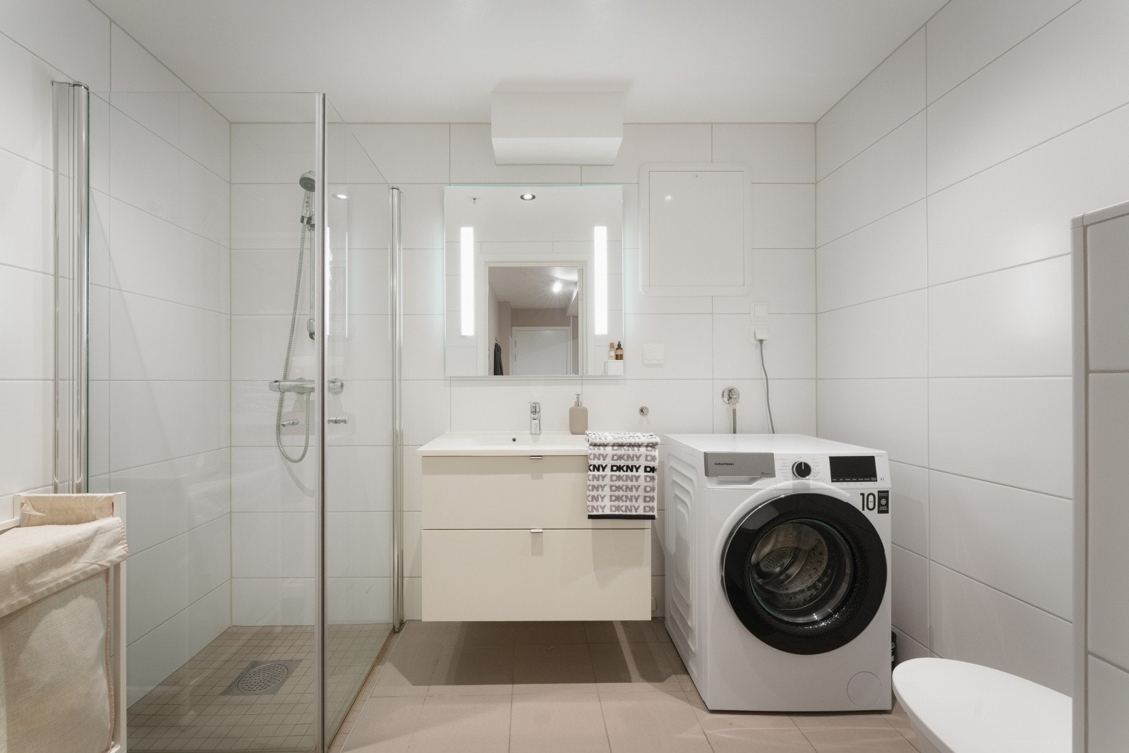 Leilighetens bad fremstår i god stand med tidløs innredning og god plass til vaskemaskin og andre nødvendigheter. Galleribilde