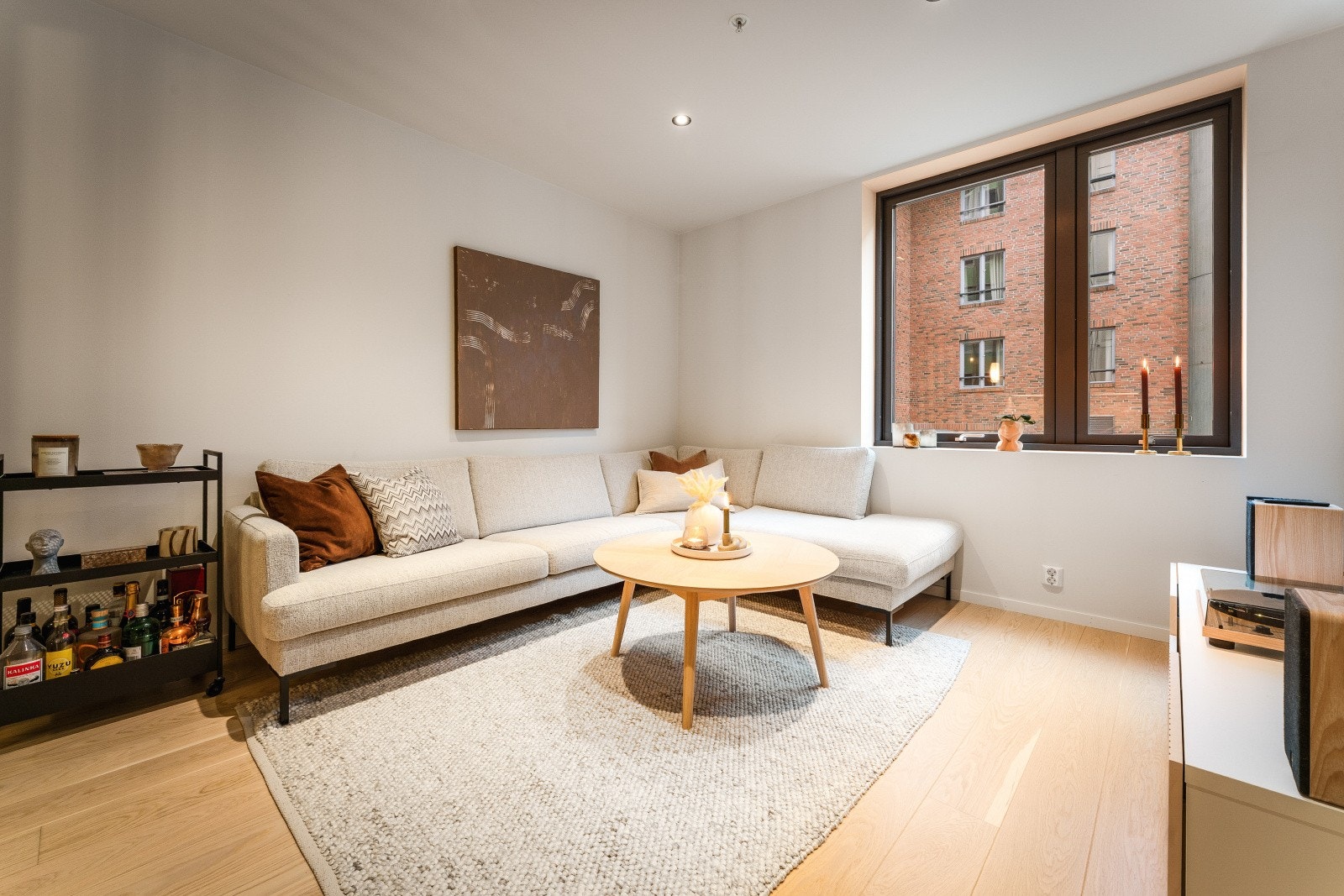 Flott 1-stavs eikeparkett på gulv og LED-downlights i himling gir et pent uttrykk. Galleribilde