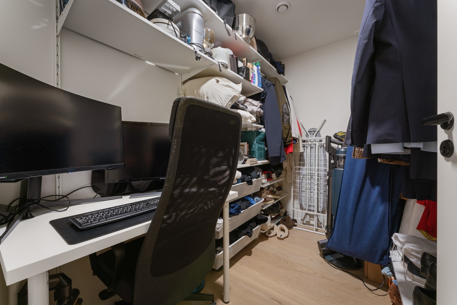 Svært praktisk innvendig bod. Perfekt til både hjemmekontor og lagring av ytterligere nødvendigheter. Galleribilde