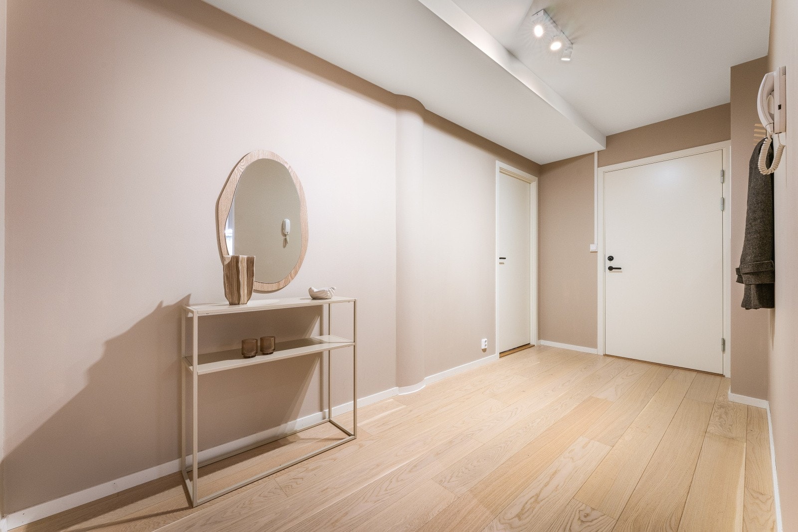 Det første som møter oss når vi kommer inn i leiligheten er en romslig entré, målt til 8,5 kvm. Galleribilde