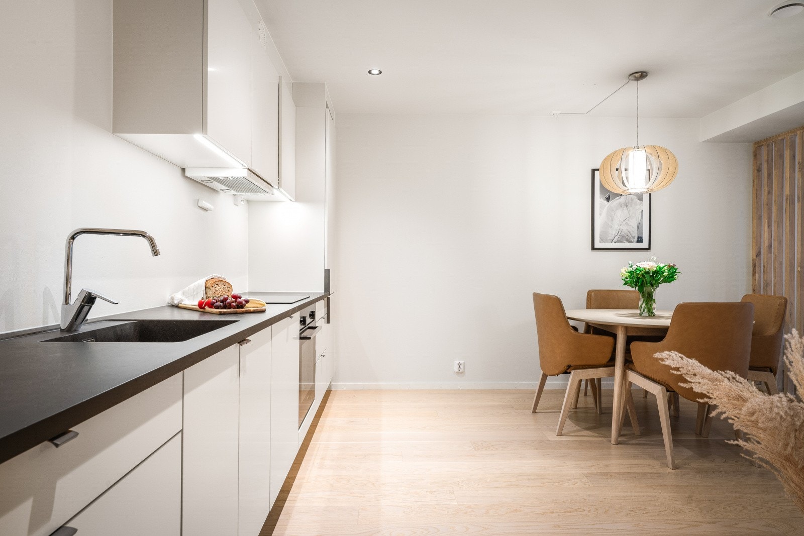 Kjøkkenet er levert av den anerkjente kjøkkenprodusenten HTH og har glatte fronter og laminert benkeplate med planlimt vask. Galleribilde