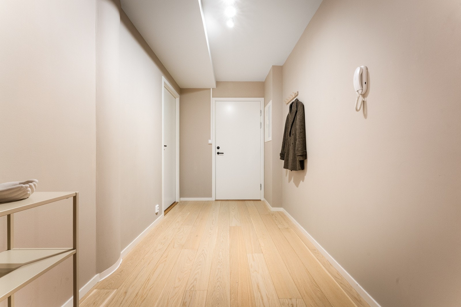 Her er det god plass til oppbevaring av ytterklær. Galleribilde