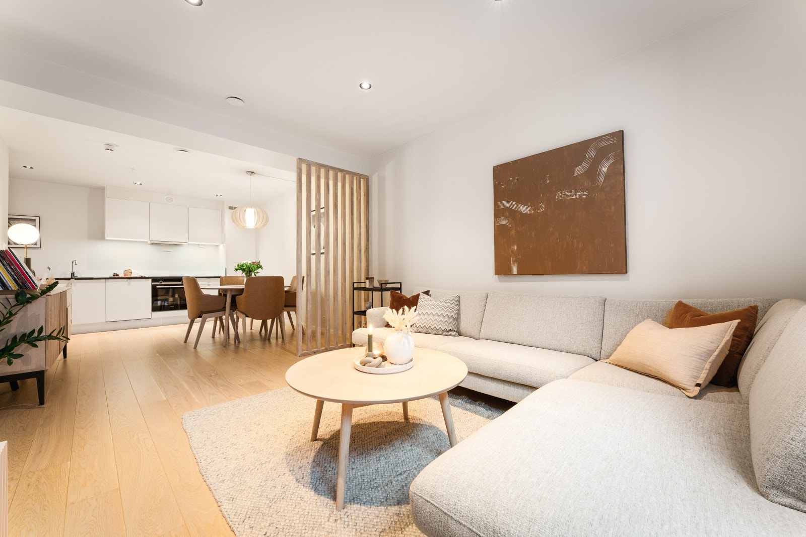 Åpen stue/kjøkken-løsning målt til 28,9 kvm. Galleribilde