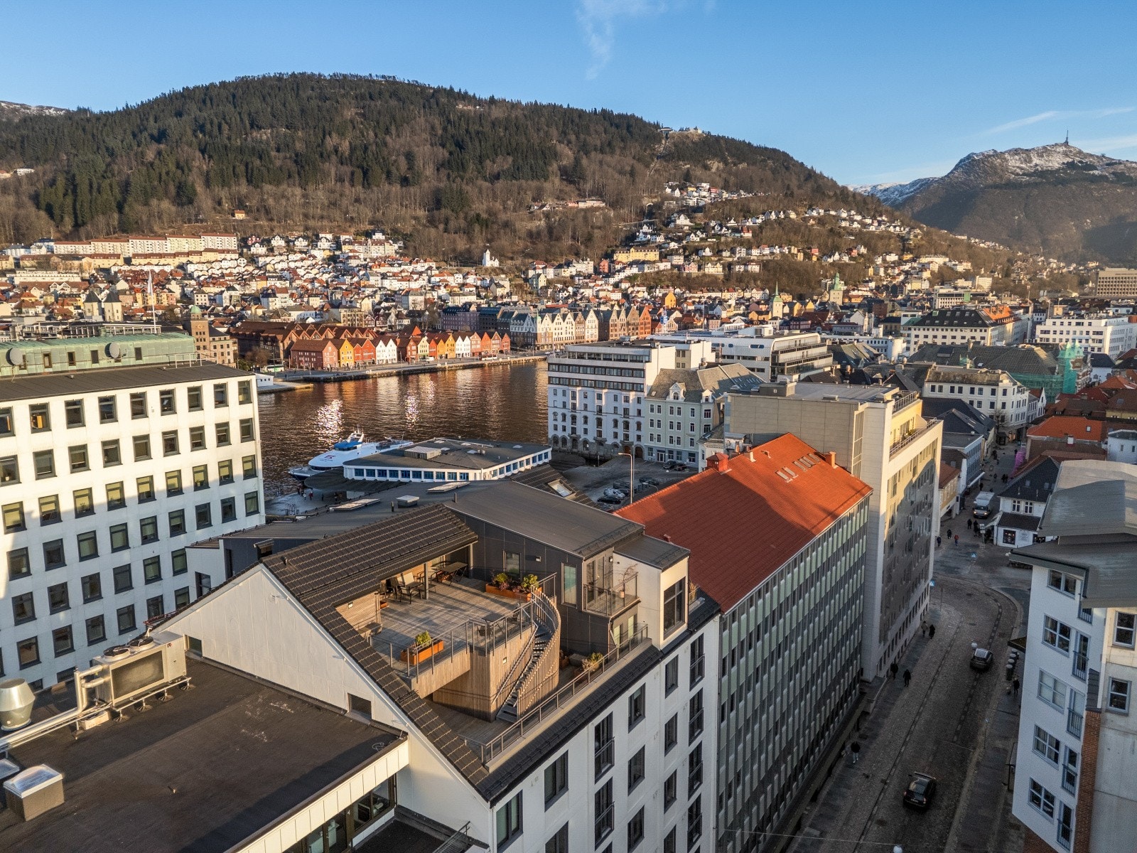 Leiligheten har en ypperlig beliggenhet "midt i byen" i totalrenovert bygg (2020). Galleribilde