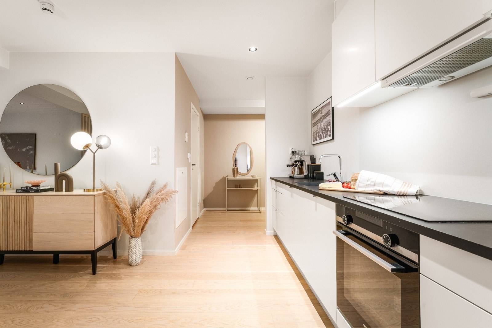 Alle hvitevarer er integrert og medfølger handelen, herunder: platetopp med induksjon, stekeovn, kjøleskap med frysedel og oppvaskmaskin. Galleribilde