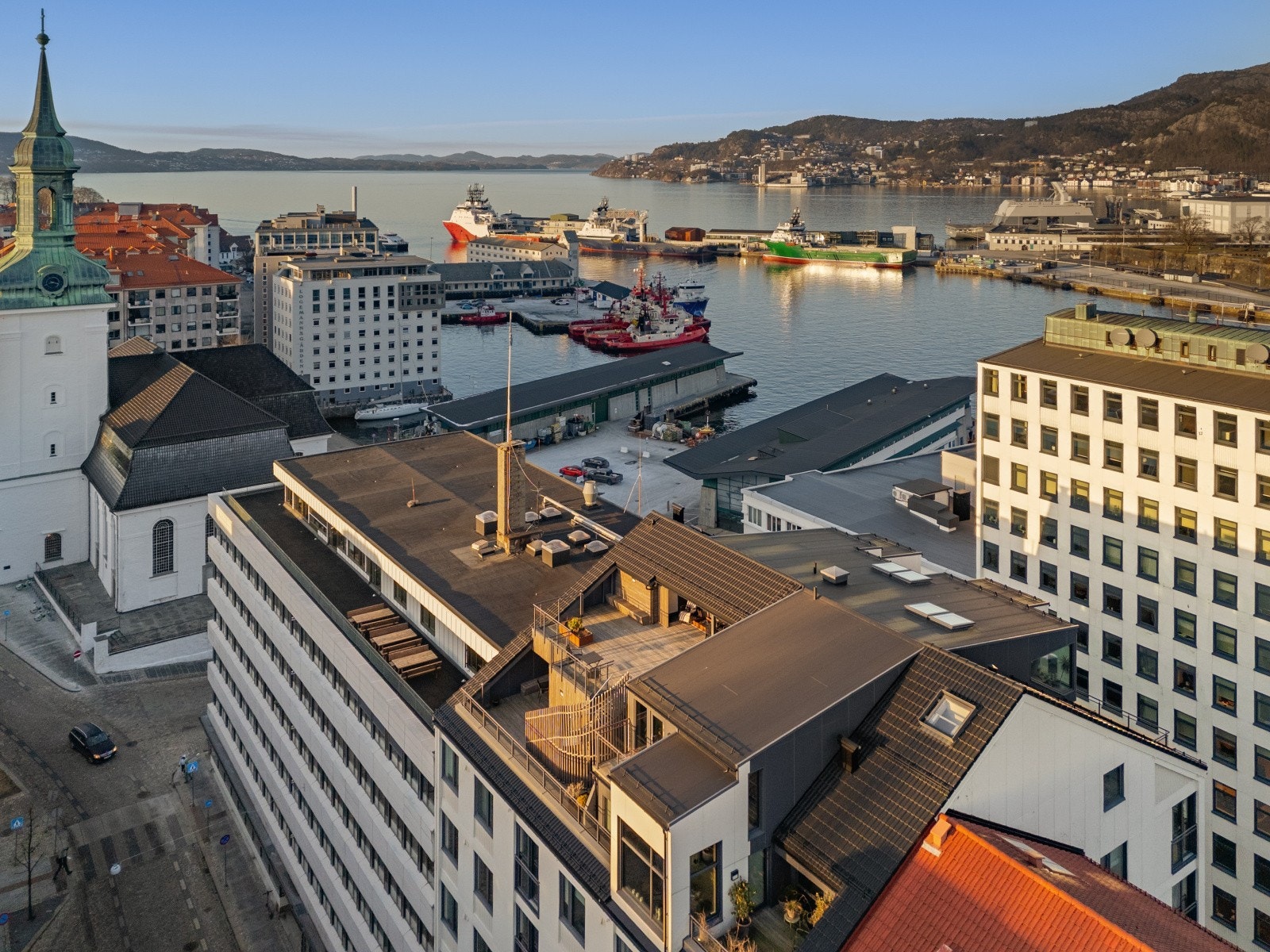 Eiendommen ligger i et attraktivt område i sentrum, med kort avstand til en rekke fasiliteter og servicetilbud. Galleribilde