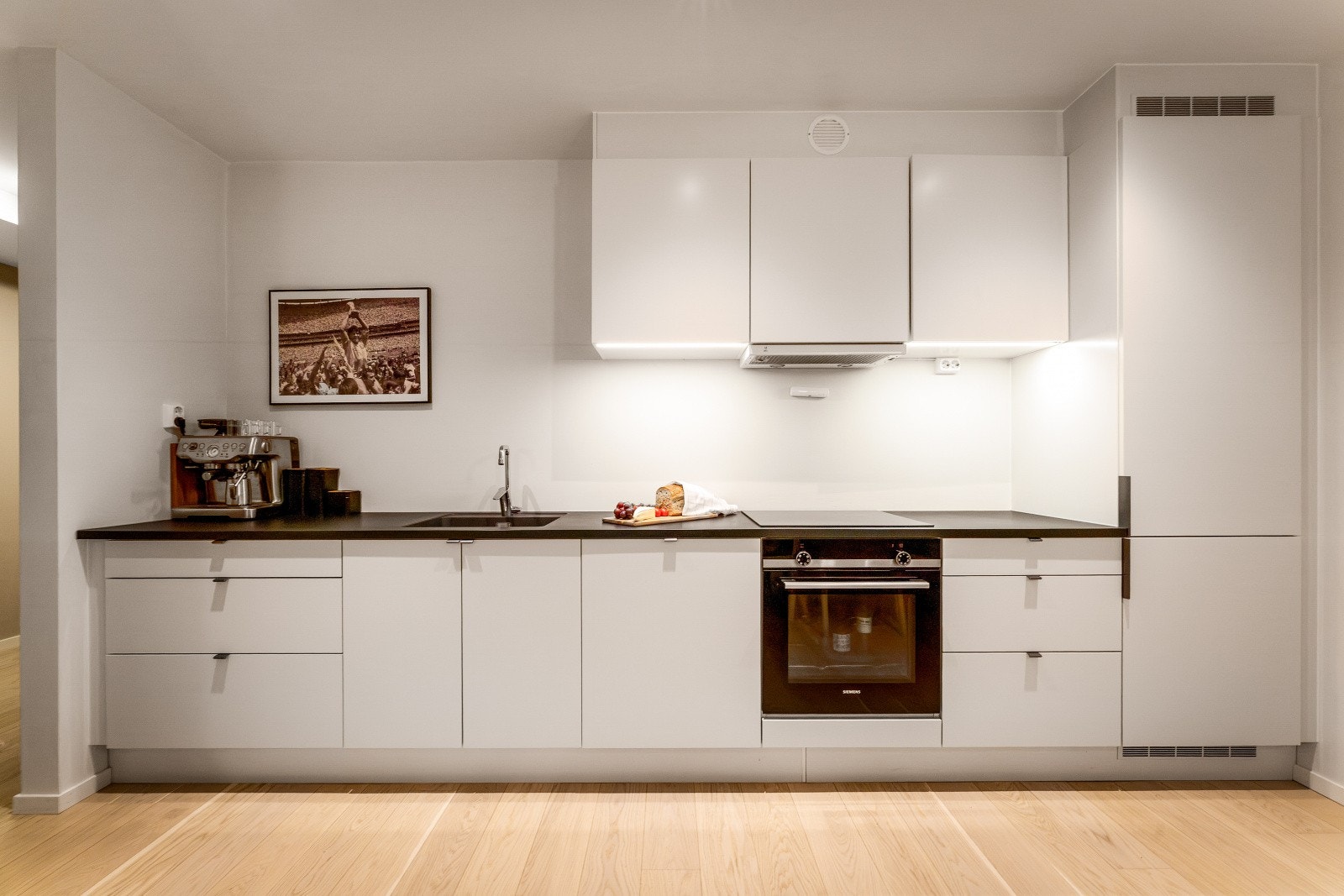 Kjøkkenet har godt med skap- og benkeplass, noe som gjør kjøkkenopplevelsen til en drøm. Galleribilde