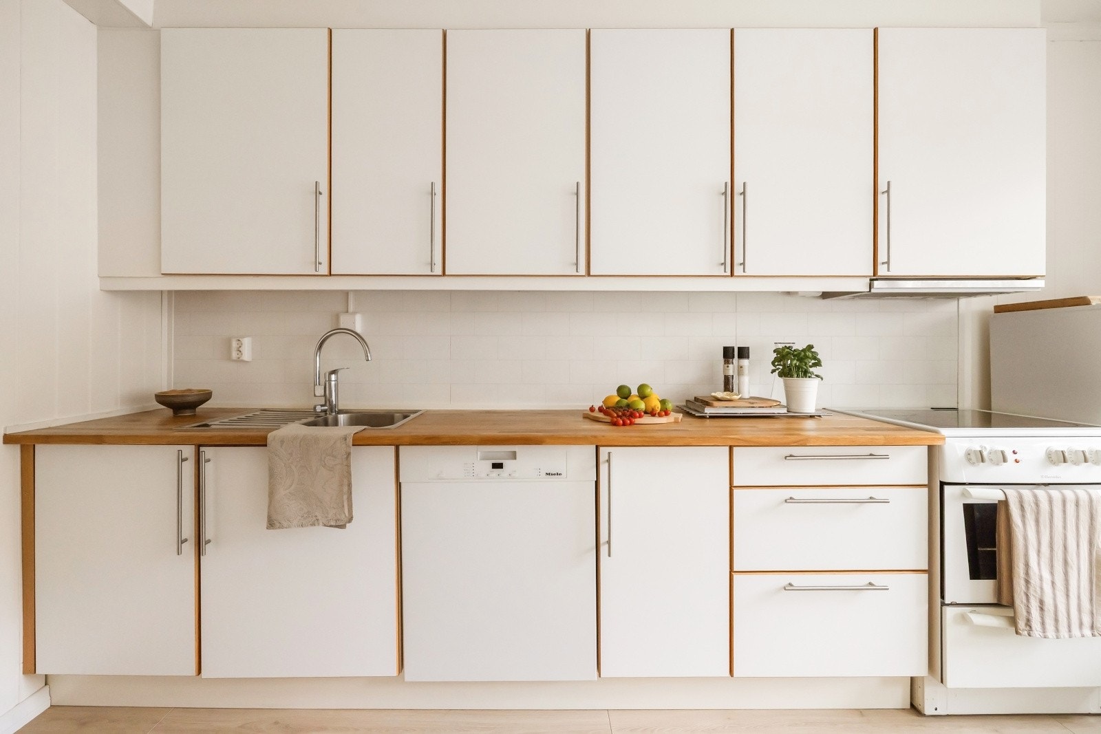 Kjøkkenet ble pusset opp i 2023 (kjøkkeninnredning er kjøpt brukt) Galleribilde