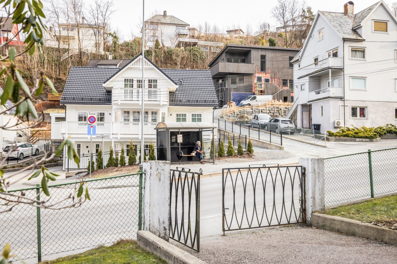 Like utenfor boligen finner du busstoppet "Kaptein Amlands vei", som tilbyr hyppige avganger. Med linje 19 er du i sentrum på kun ca. 8 minutter Galleribilde