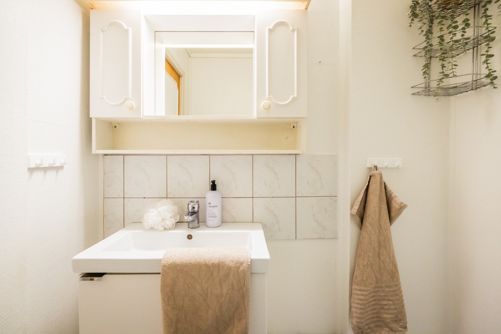 På badet er det flislagt gulv og varmekabler Galleribilde