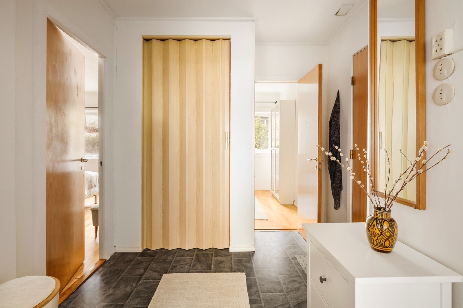 Du ønskes velkommen i entré med innebygd skap, med god plass til å henge fra seg ytterklær Galleribilde