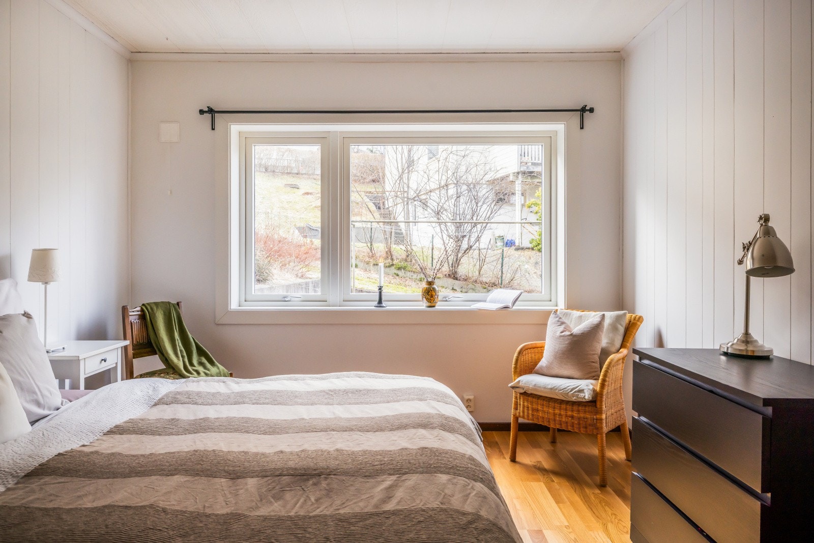 Her er det god plass til dobbeltseng og nattbord på begge sider Galleribilde