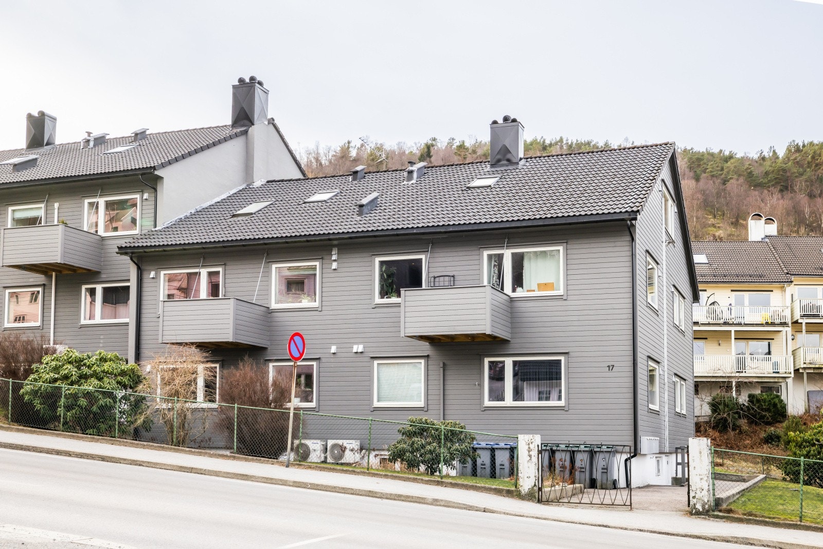 Nærområdet tilbyr et godt utvalg av dagligvarebutikker, med Coop Prix og Kiwi kun 6-7 minutters gange fra boligen. For den som setter pris på natur er beliggenheten ideell. Damsgårdsfjellet og Løvstakken ligger begge innen kort rekkevidde Galleribilde