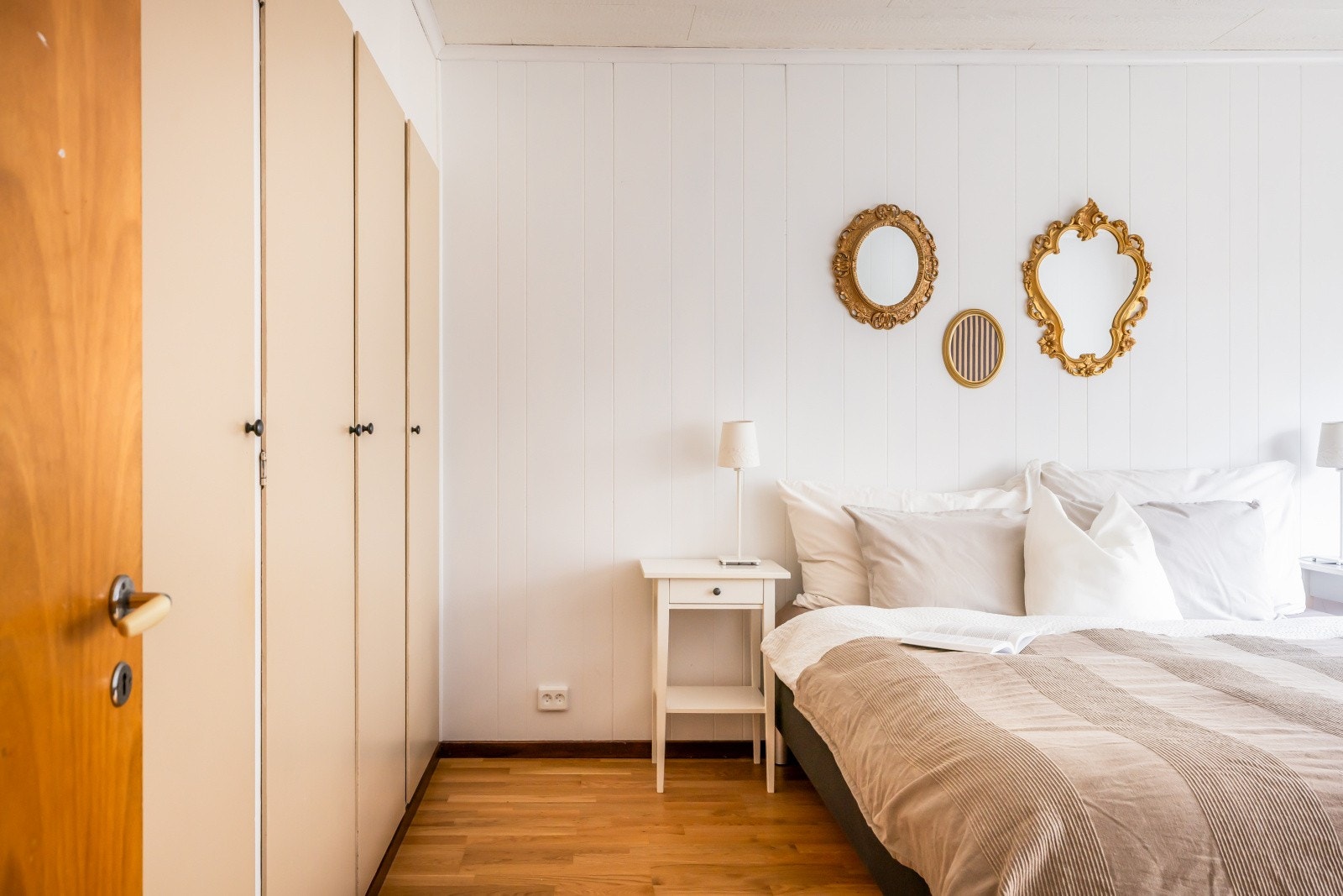 Praktisk, innebygd garderobeskap som utnytter rommet optimalt og gir rikelig med oppbevaringsplass Galleribilde