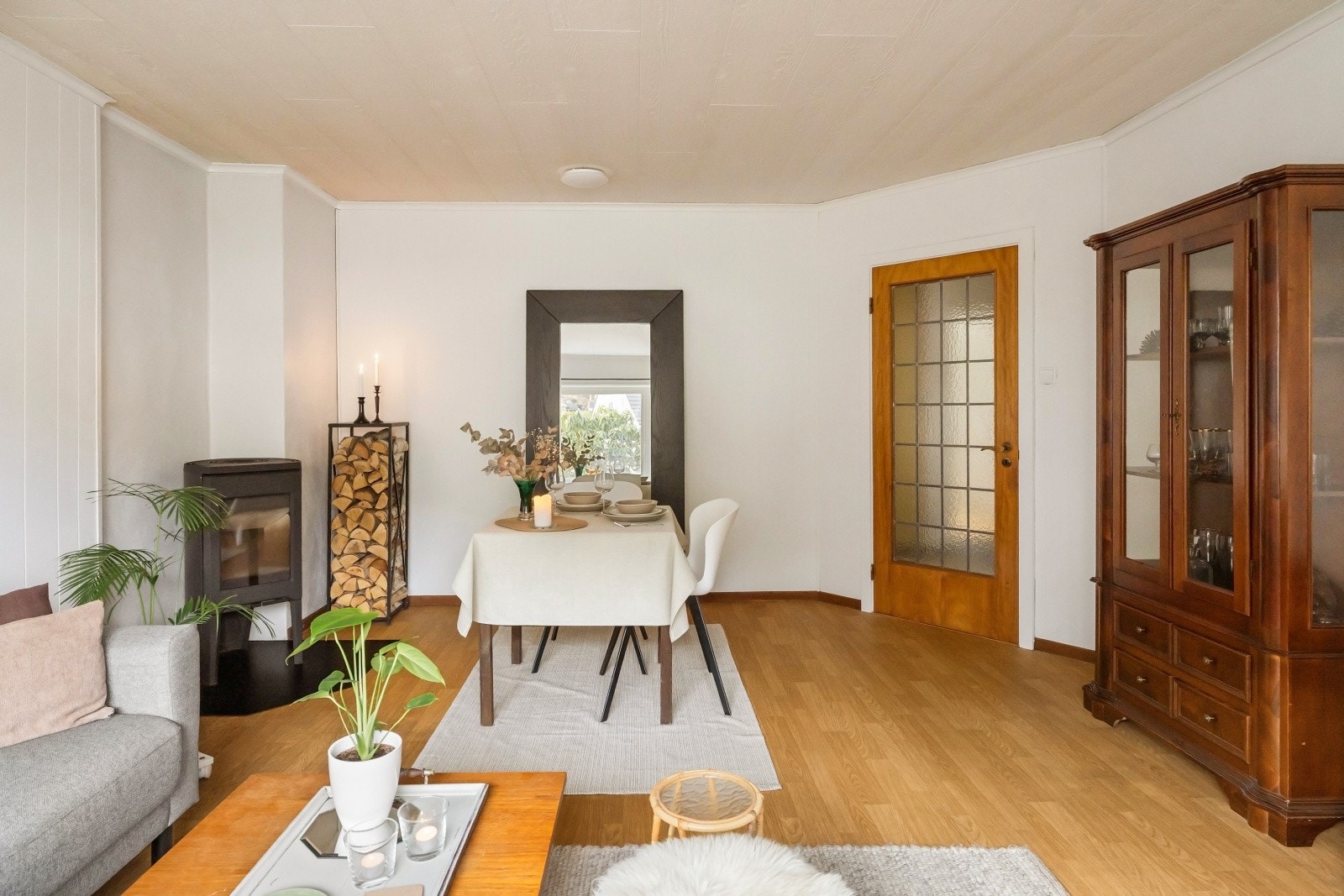 Leiligheten oppleves gjennomgående lys og åpen, med store vindusflater som slipper inn rikelig med naturlig lys i alle rom Galleribilde