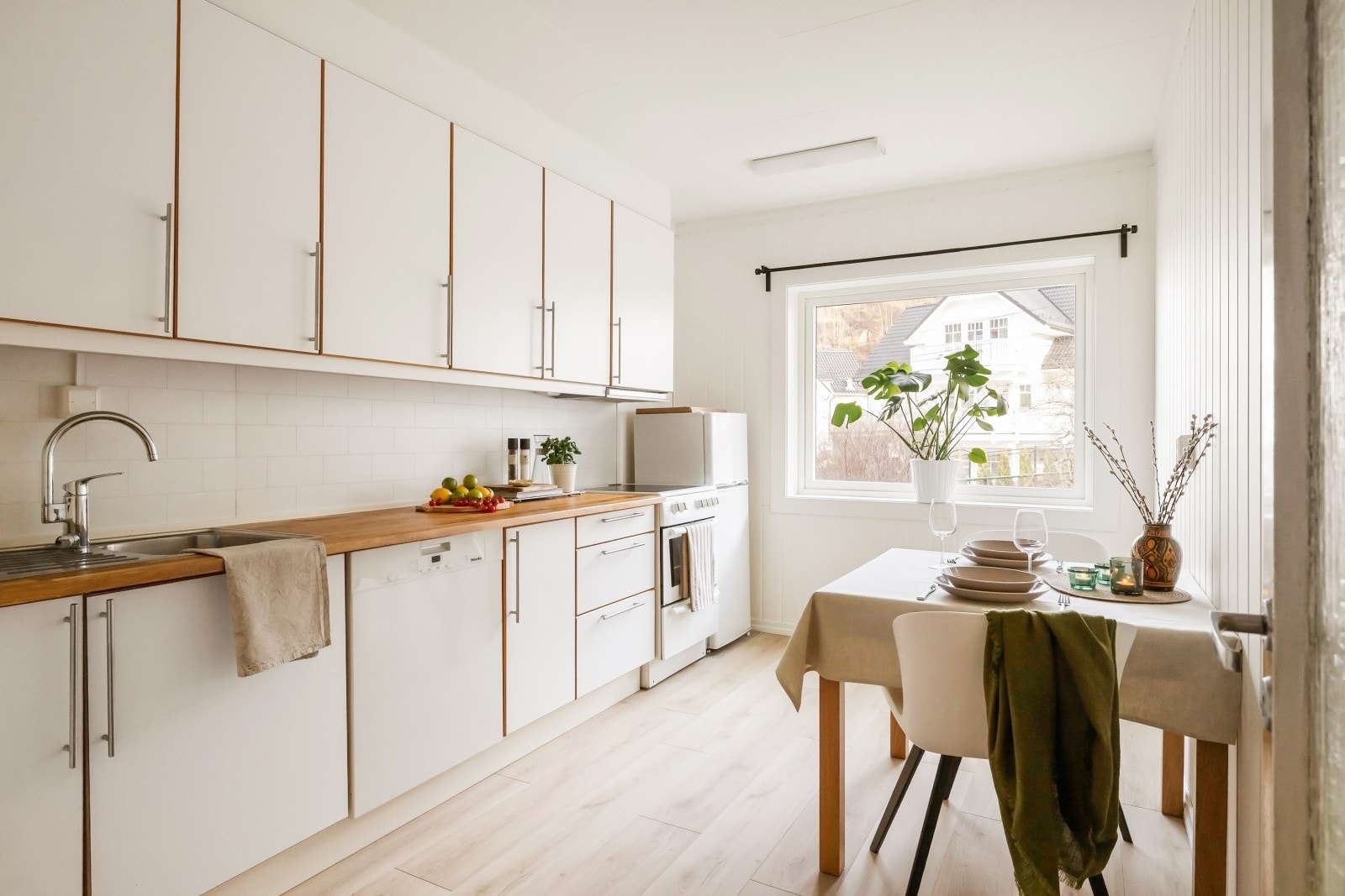 Romslig og lyst kjøkken Galleribilde