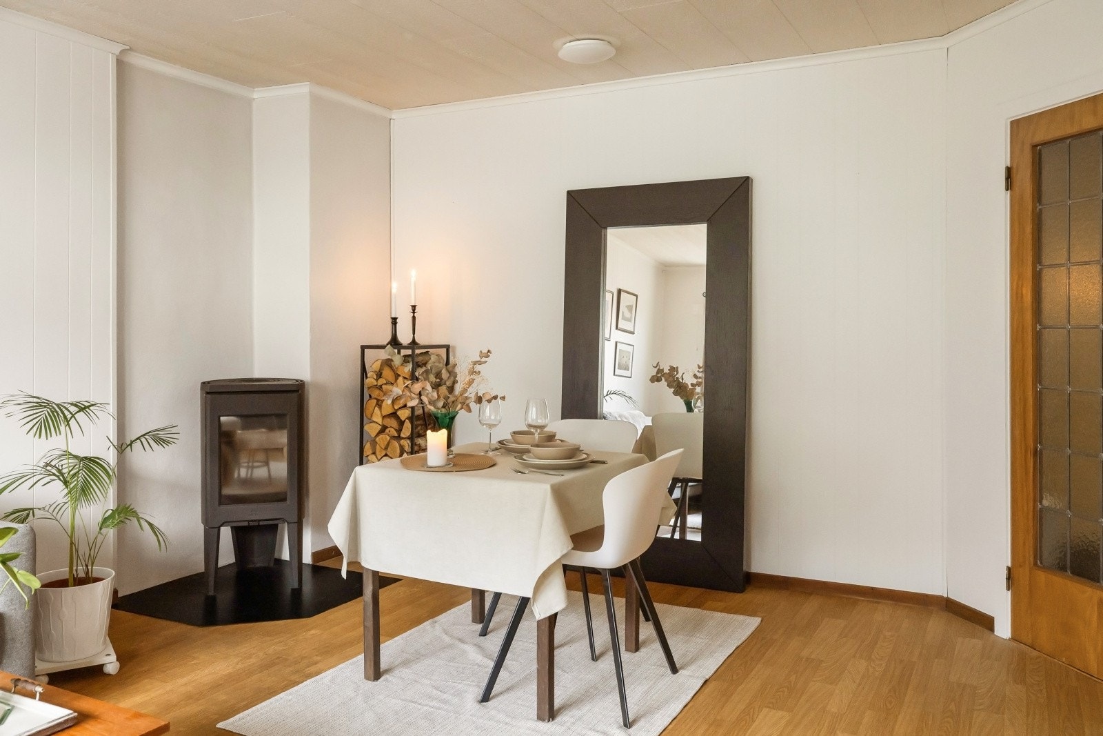 Stuen har god plass til å møblere med spisebord Galleribilde