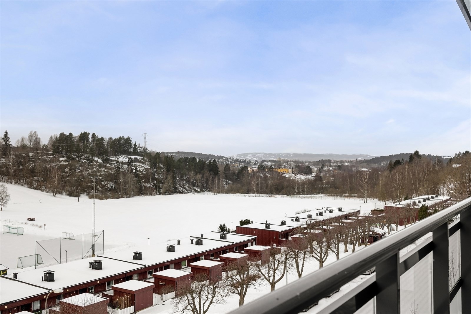 Her kan du nyte optimale solforhold, sene sommerkvelder, og hyggelig utsyn mot frodige og grønne omgivelser. Galleribilde