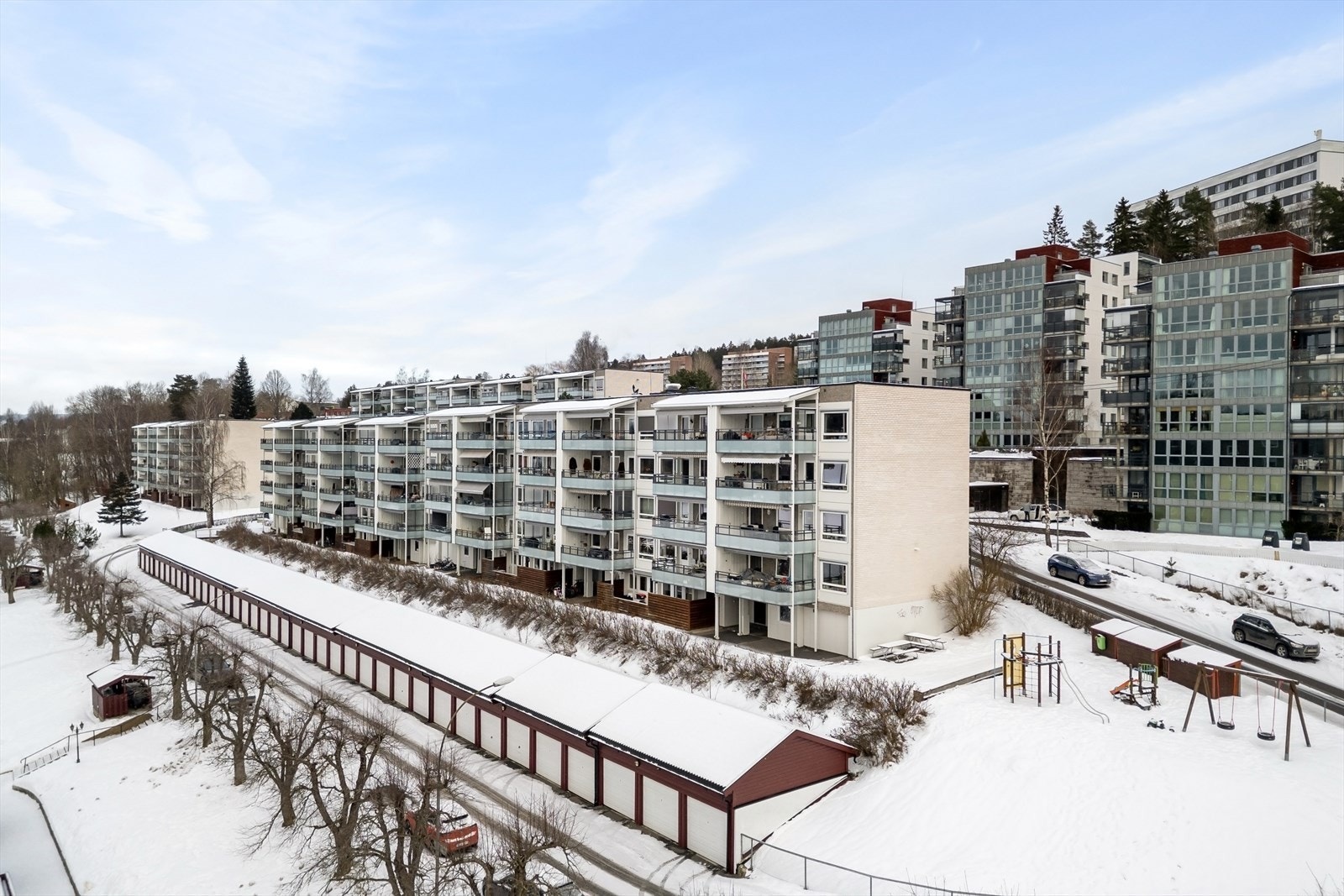 Borettslaget har parkeringsplasser for utleie, plasser tildeles av styret etter venteliste. Borettslaget har også tilgang på ladestasjon for el-bil. Galleribilde