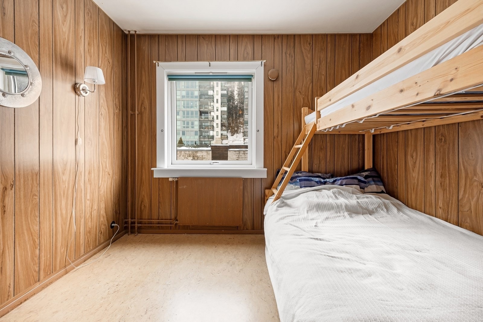 Soverom II | Romslig soverom med plass til seng, nattbord og garderobeløsning. Galleribilde