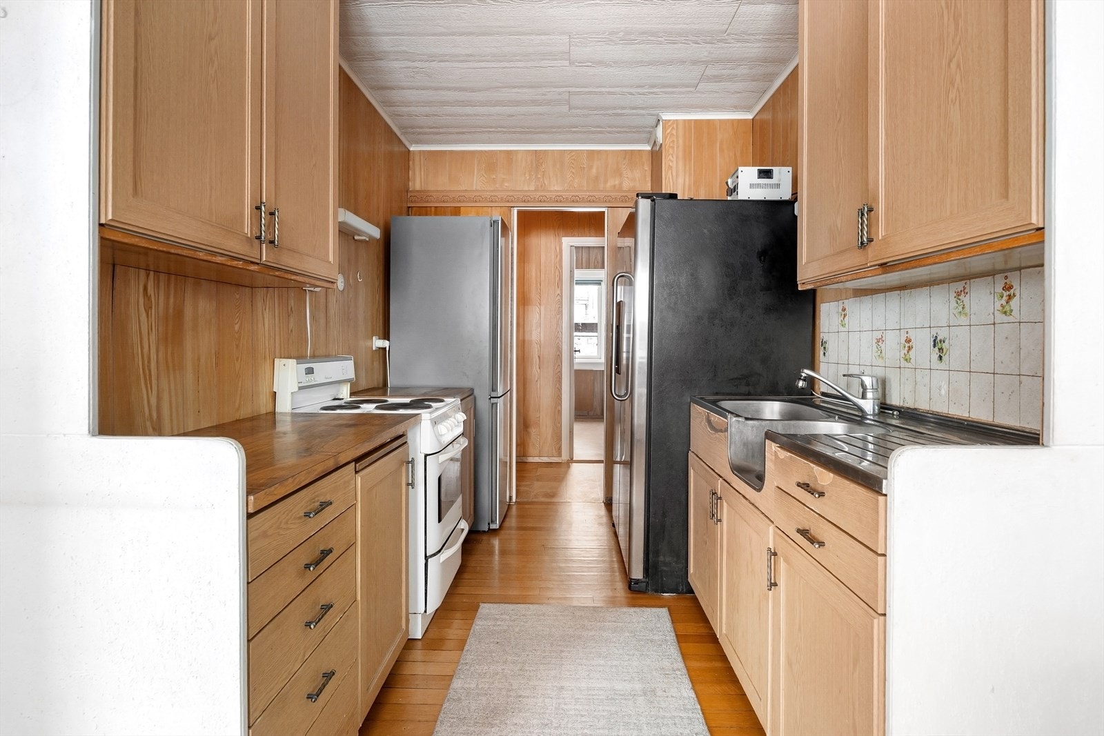 Romslig kjøkkenløsning med mye oppbevaringsplass. Galleribilde