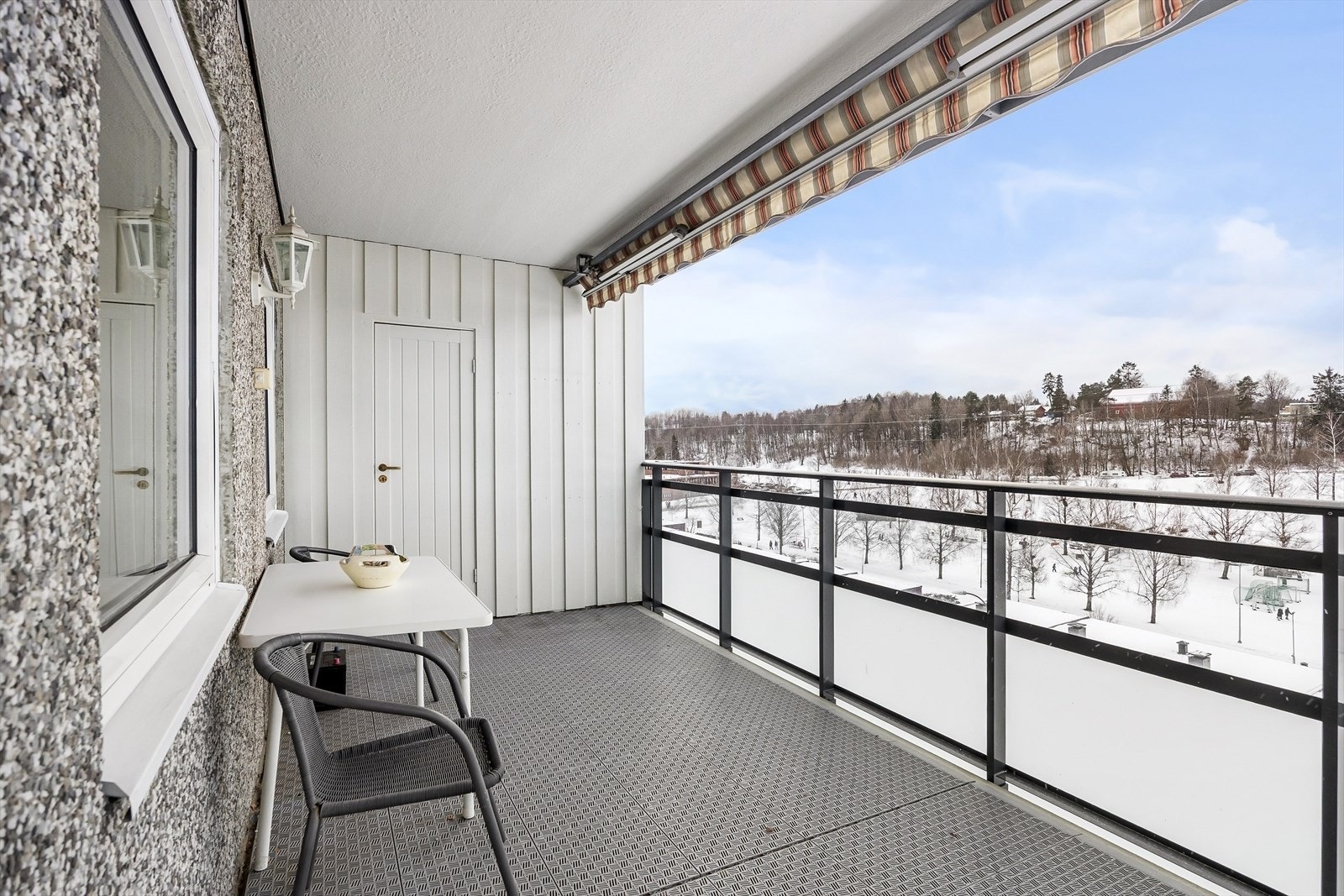 Fra stue er det utgang til vestvendt, overbygget balkong på hele 13 m² med fin plass til utemøbler, grill m.m. Ekstra lagringsplass i utvendig bod. Galleribilde