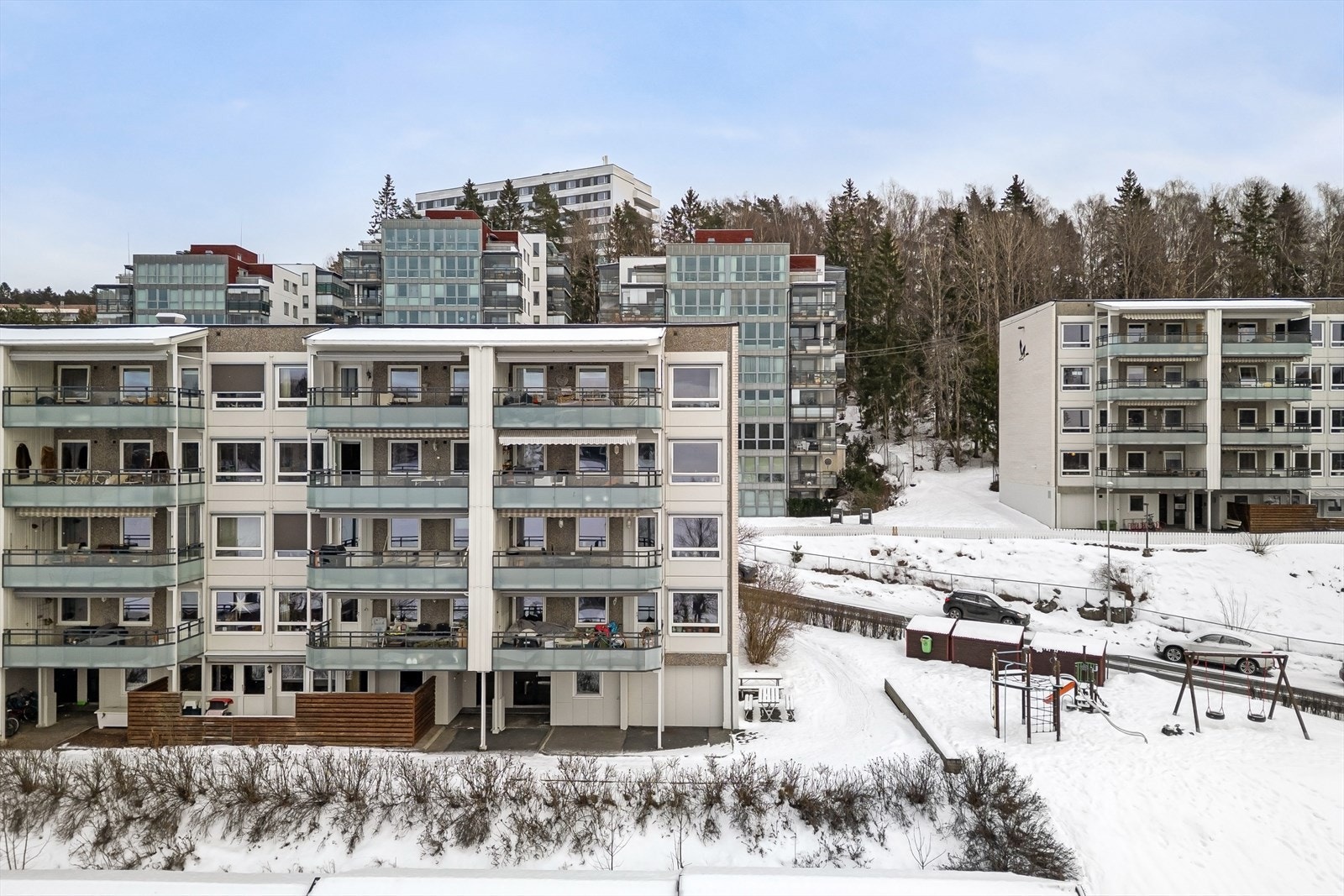 Leiligheten ligger svært sentralt til på Bogerud. Her har du nærhet til flotte turområder og grøntarealer, kort vei til offentlig kommunikasjon og diverse servicetilbud. Galleribilde