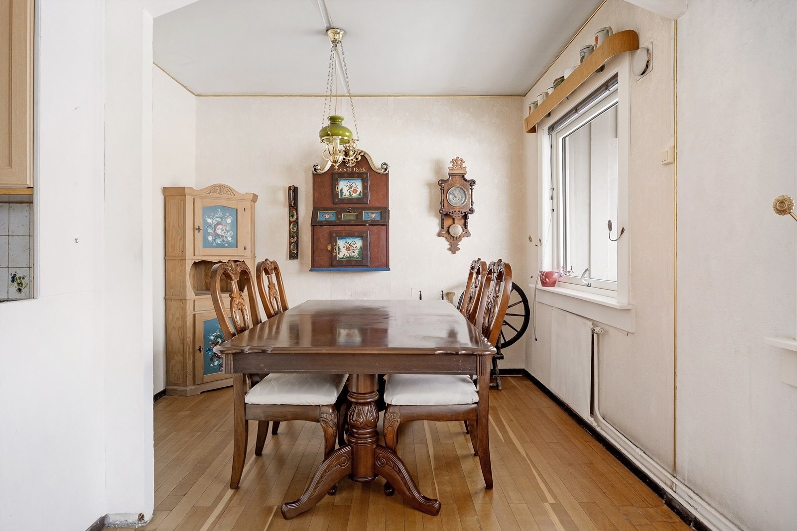 Spisestuen var opprinnelig et lite soverom. Det er mulighet for å reetablere rommet som soverom igjen ved å sette opp vegg og dør. Galleribilde