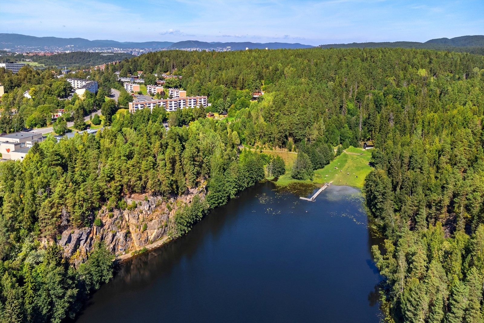 Skaperudtjern med gode turmuligheter, hundepark og andre rekreasjonsmuligheter. Galleribilde