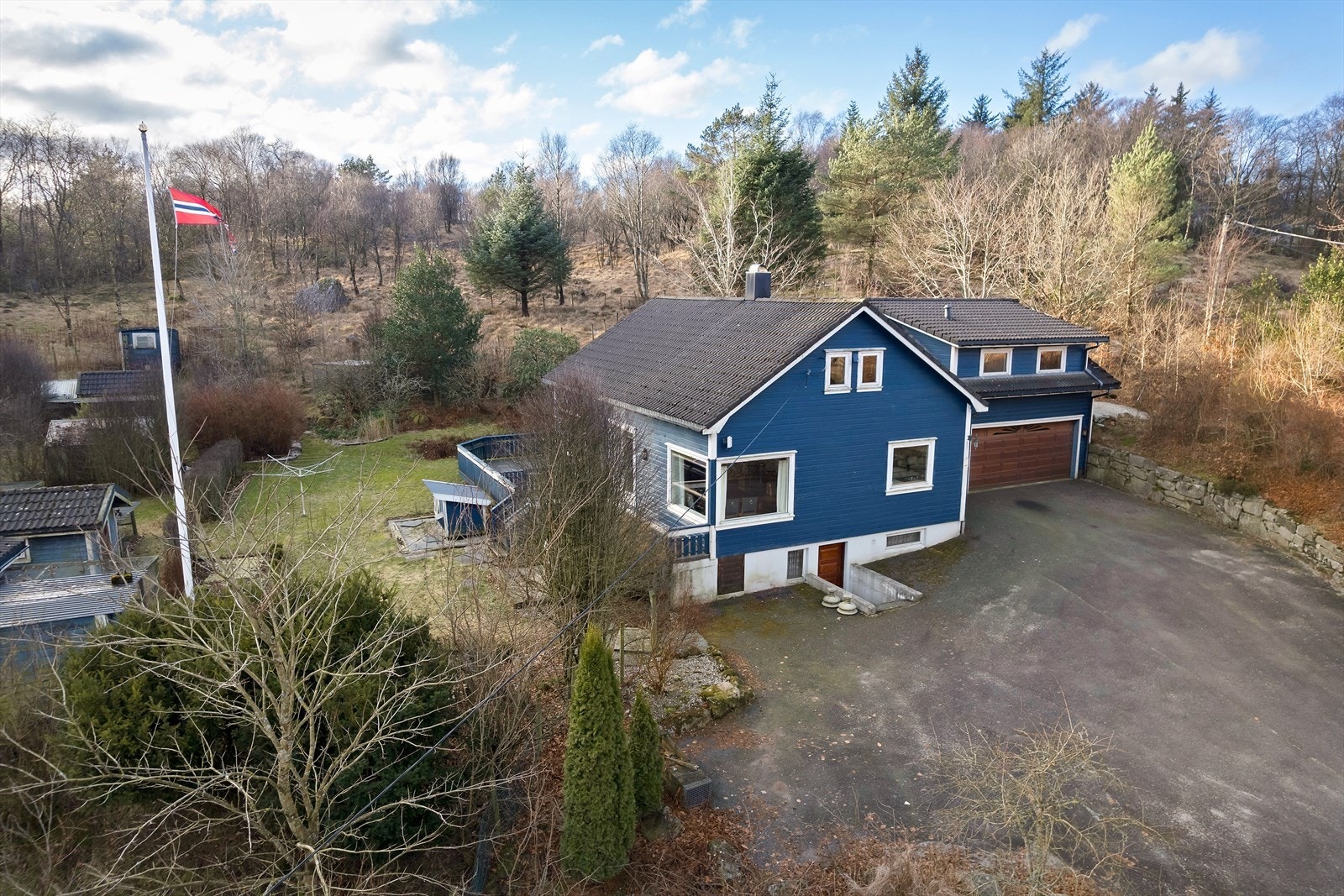 Velkommen til Stasjonsveien 31- en fin bolig med med hage og god parkering i romslig garasje og på egen tomt. Fotograf Diakrit v/ Arne Ove Østebrøt Galleribilde