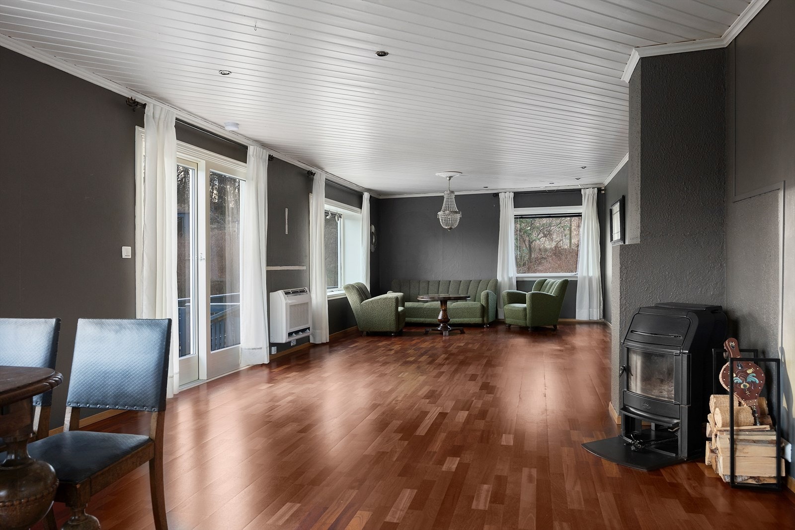 Her er god plass til spisebord, sofagruppe og sittegruppe Galleribilde